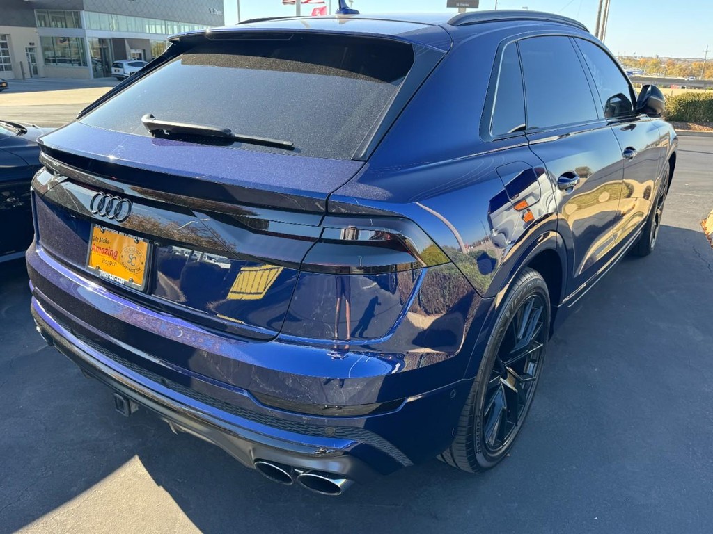 Audi SQ8 Vehicle Full-screen Gallery Image 02