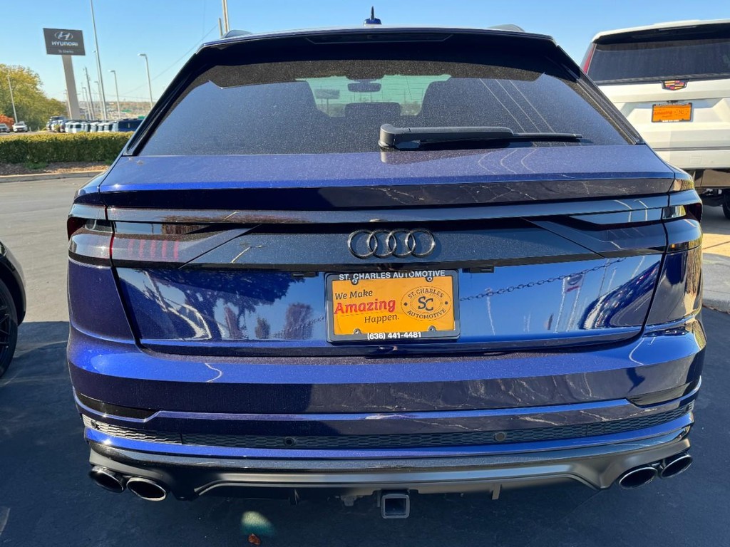 Audi SQ8 Vehicle Full-screen Gallery Image 03