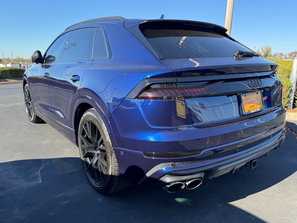 Audi SQ8 Vehicle Full-screen Gallery Image 04