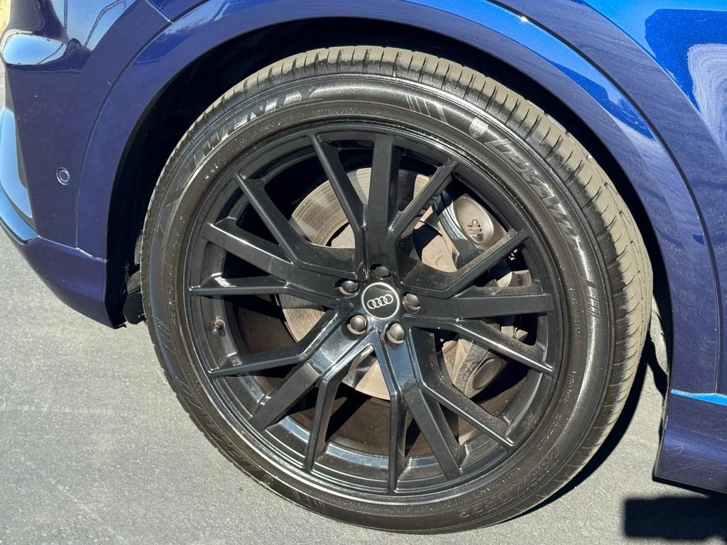 Audi SQ8 Vehicle Full-screen Gallery Image 05