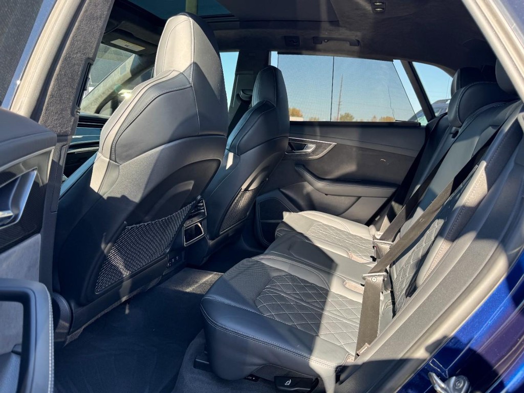 Audi SQ8 Vehicle Full-screen Gallery Image 08