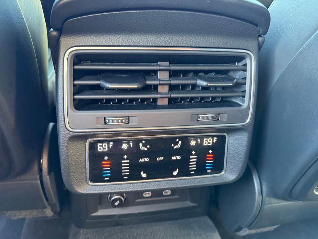 Audi SQ8 Vehicle Full-screen Gallery Image 10