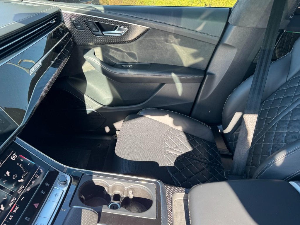 Audi SQ8 Vehicle Full-screen Gallery Image 13