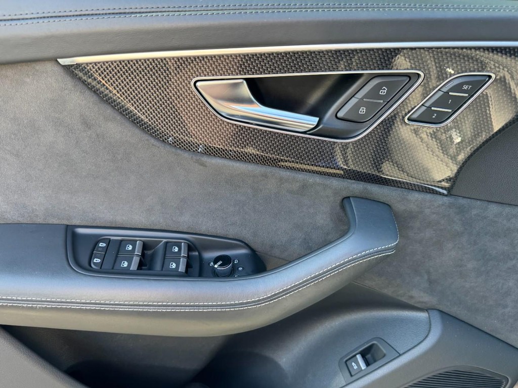 Audi SQ8 Vehicle Full-screen Gallery Image 15