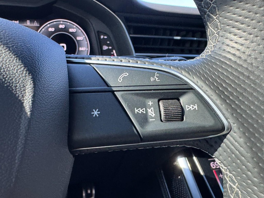 Audi SQ8 Vehicle Full-screen Gallery Image 17