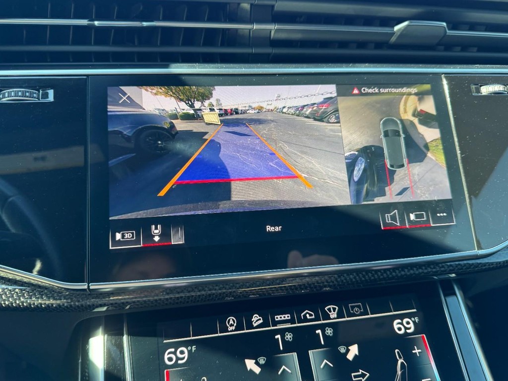 Audi SQ8 Vehicle Full-screen Gallery Image 21