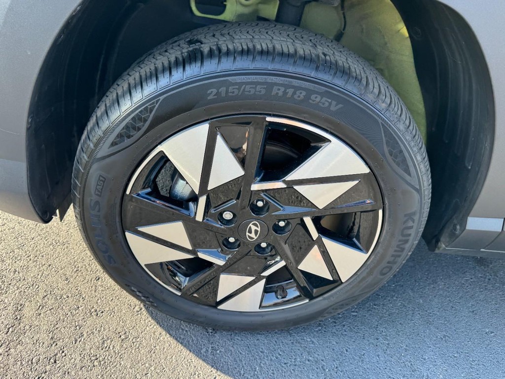 Hyundai Kona Vehicle Full-screen Gallery Image 07