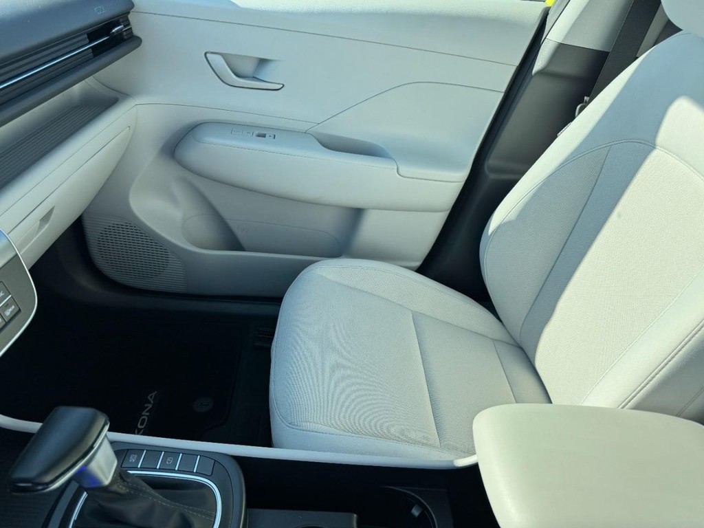 Hyundai Kona Vehicle Full-screen Gallery Image 13