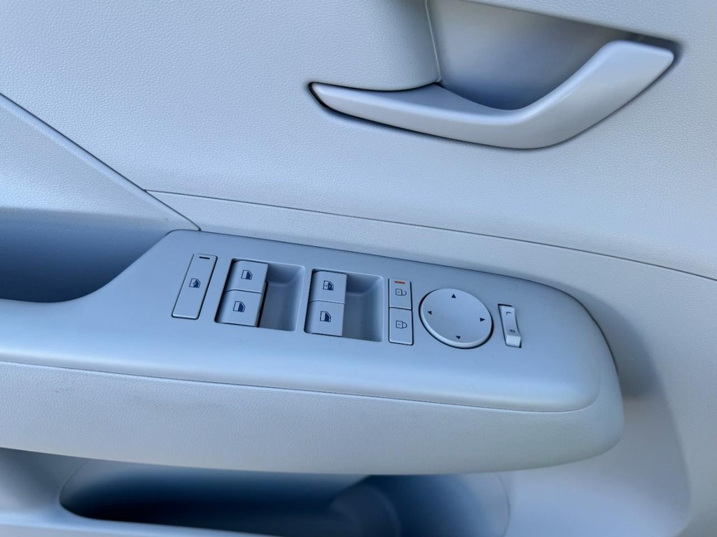 Hyundai Kona Vehicle Full-screen Gallery Image 15