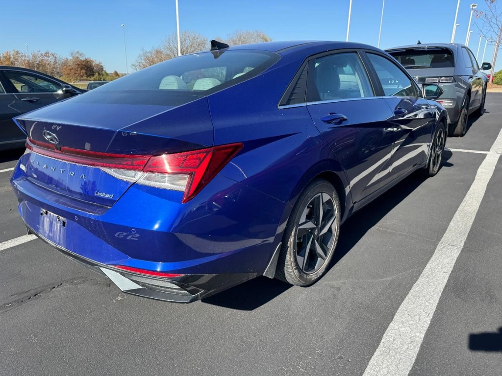 Hyundai Elantra Vehicle Full-screen Gallery Image 02