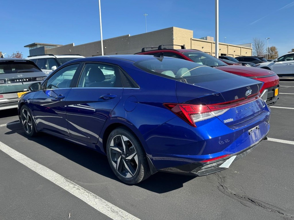 Hyundai Elantra Vehicle Full-screen Gallery Image 04