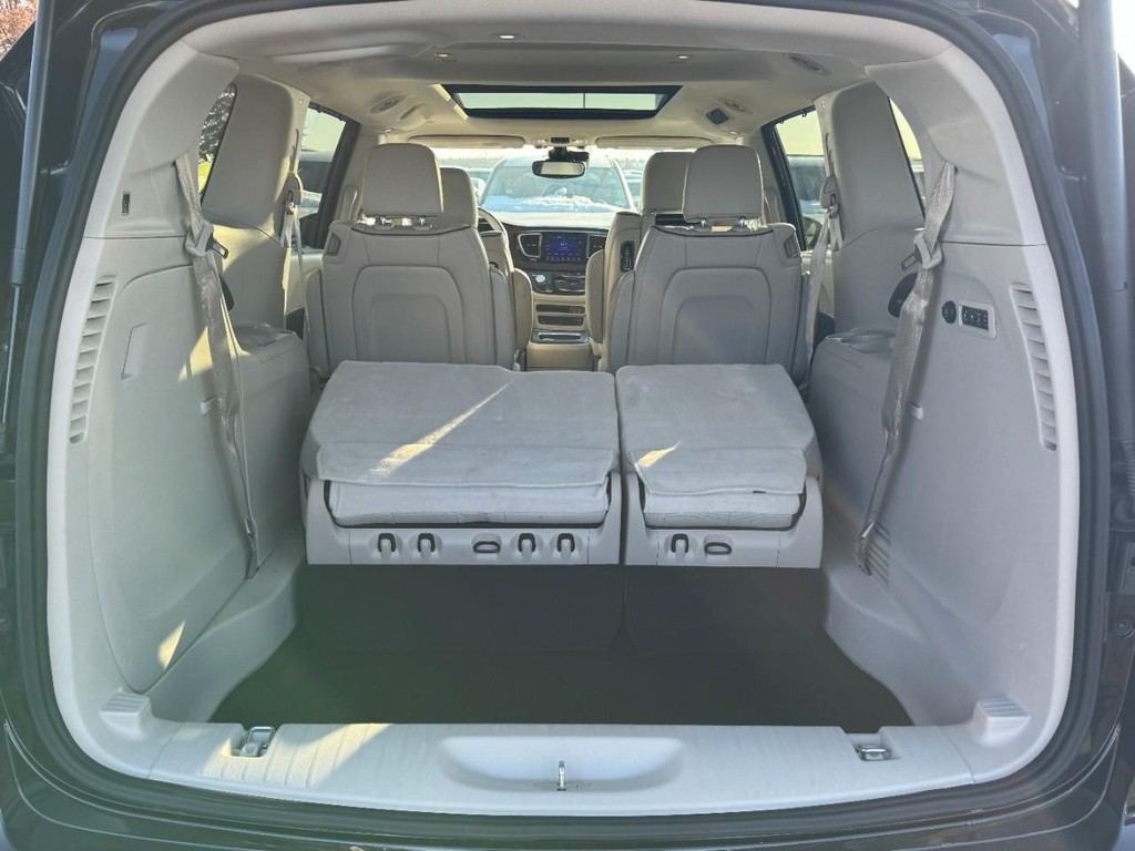 Chrysler Pacifica Vehicle Full-screen Gallery Image 06