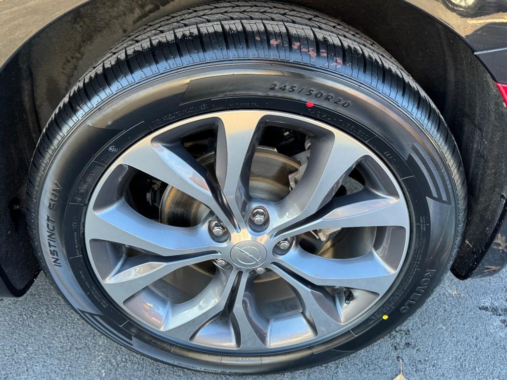 Chrysler Pacifica Vehicle Full-screen Gallery Image 07