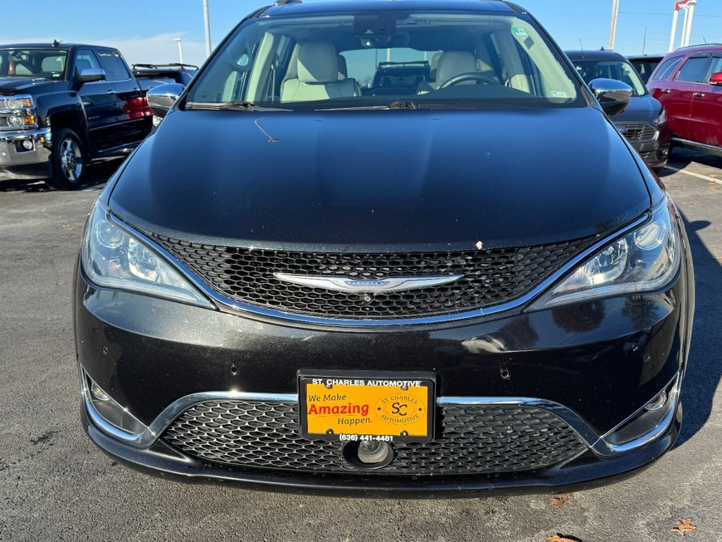 Chrysler Pacifica Vehicle Full-screen Gallery Image 09