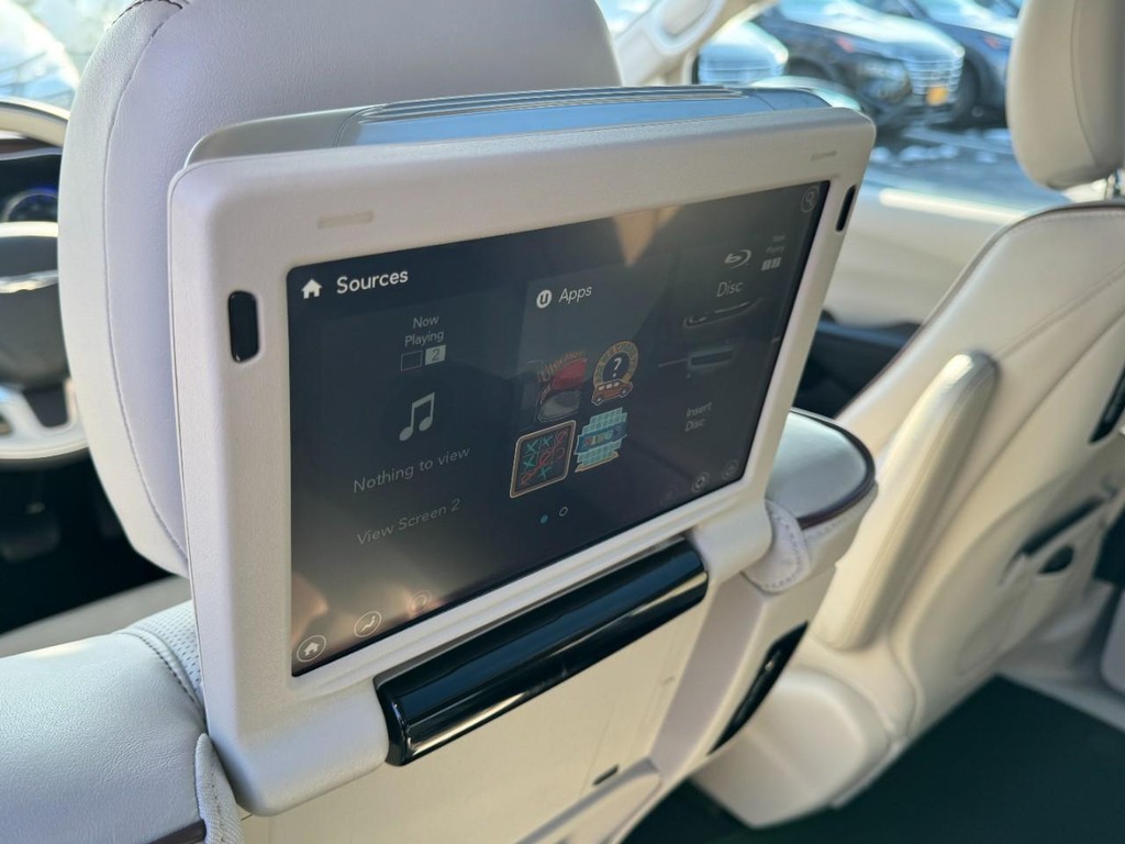 Chrysler Pacifica Vehicle Full-screen Gallery Image 10