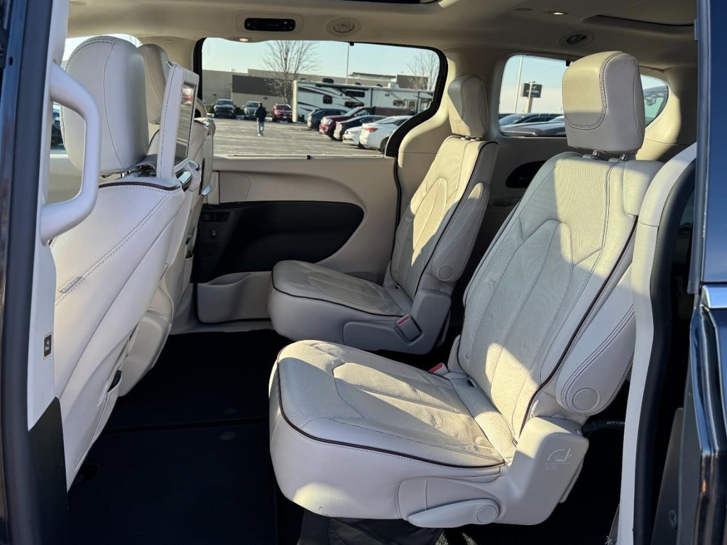 Chrysler Pacifica Vehicle Full-screen Gallery Image 11