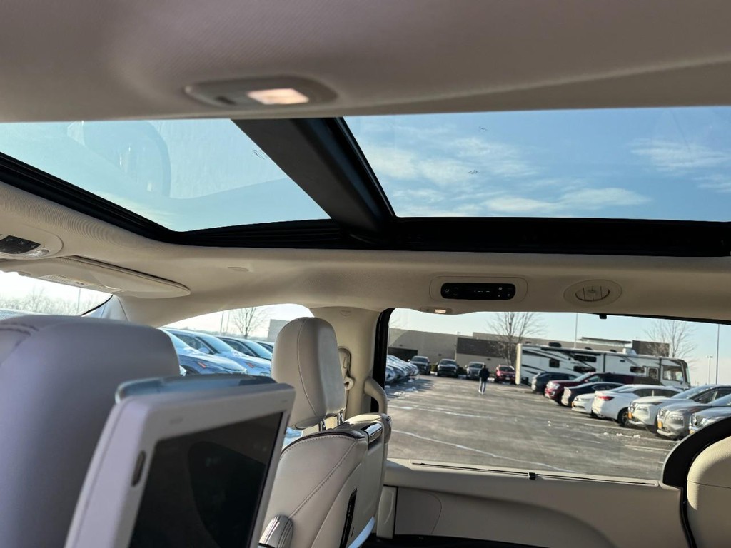 Chrysler Pacifica Vehicle Full-screen Gallery Image 12