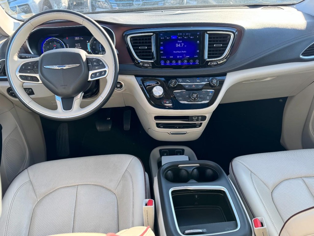 Chrysler Pacifica Vehicle Full-screen Gallery Image 13