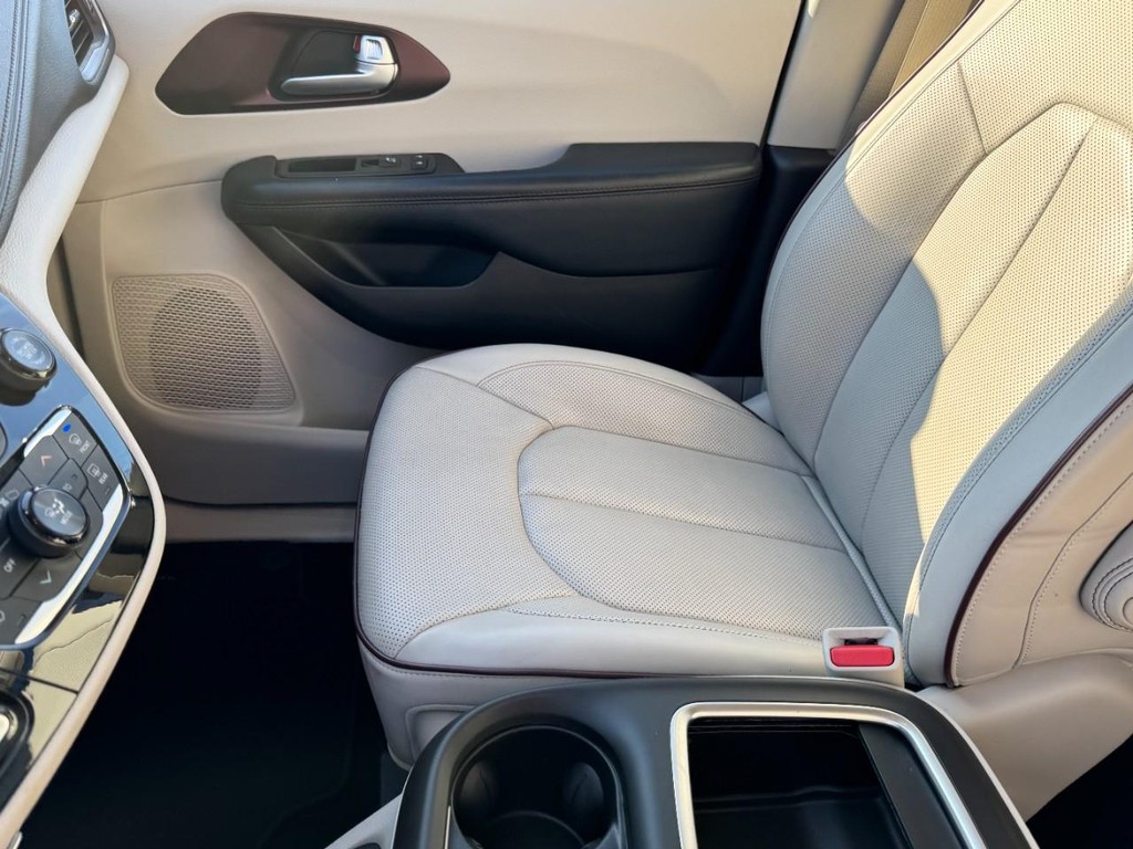 Chrysler Pacifica Vehicle Full-screen Gallery Image 15