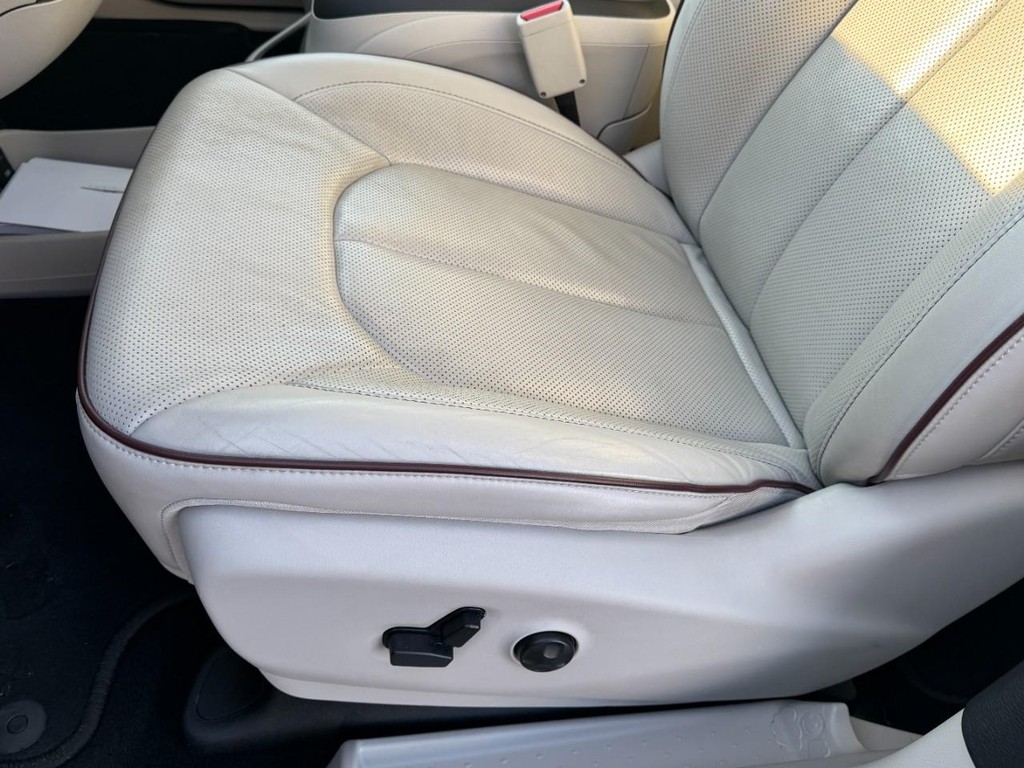 Chrysler Pacifica Vehicle Full-screen Gallery Image 16