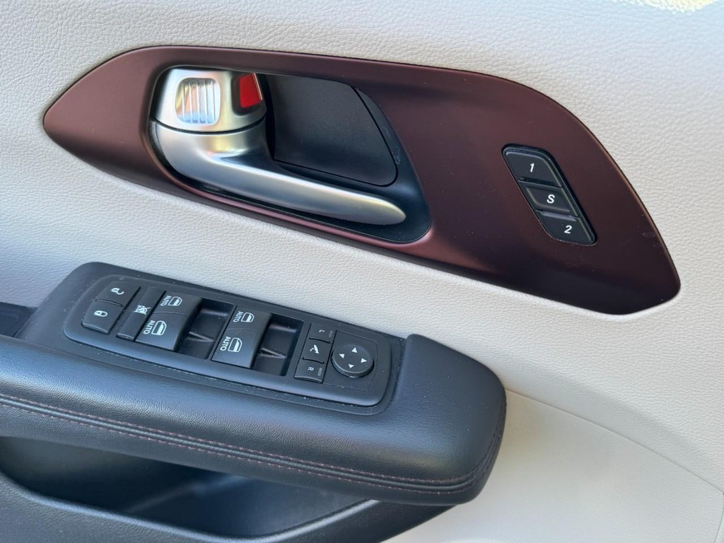 Chrysler Pacifica Vehicle Full-screen Gallery Image 17