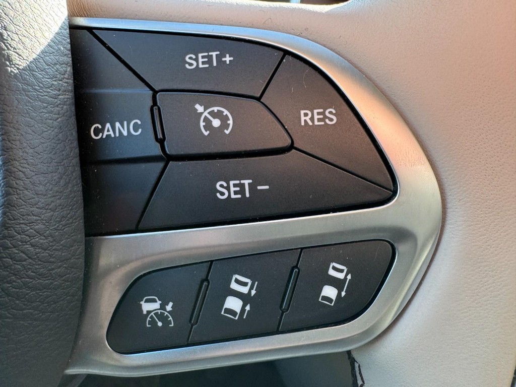 Chrysler Pacifica Vehicle Full-screen Gallery Image 19