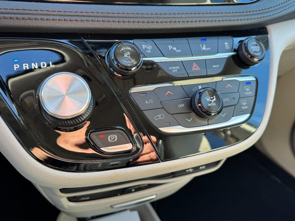 Chrysler Pacifica Vehicle Full-screen Gallery Image 20