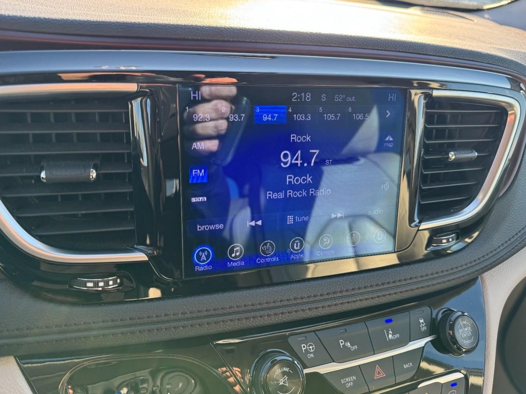 Chrysler Pacifica Vehicle Full-screen Gallery Image 21