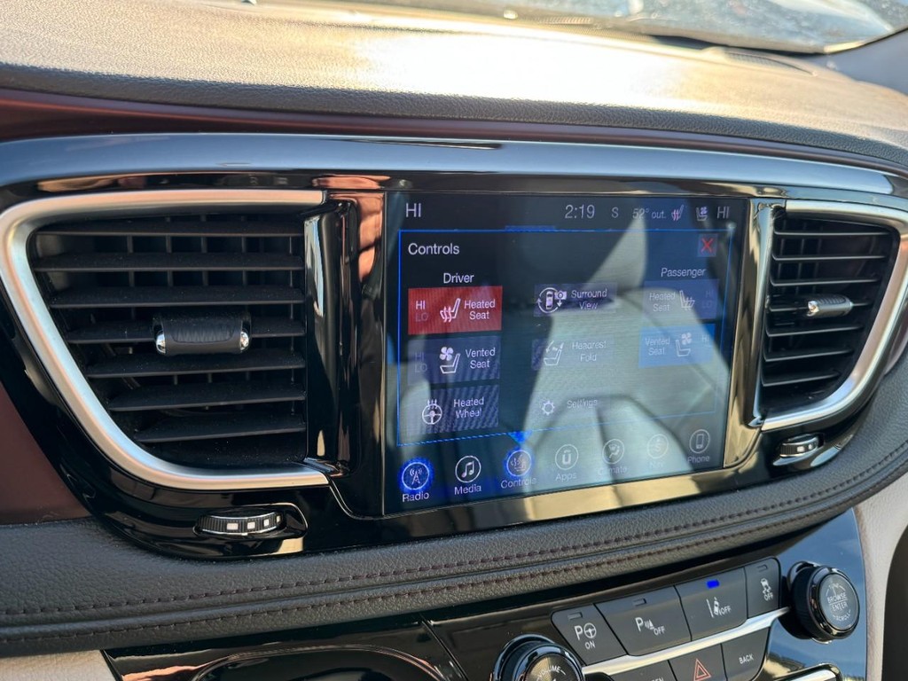 Chrysler Pacifica Vehicle Full-screen Gallery Image 22