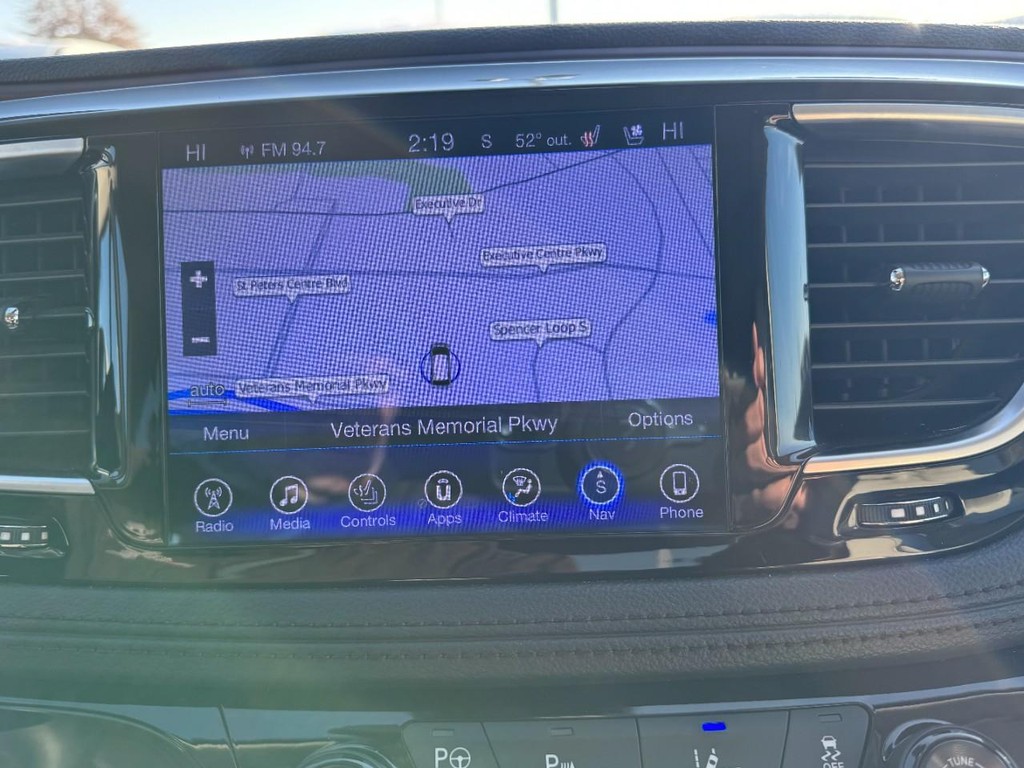 Chrysler Pacifica Vehicle Full-screen Gallery Image 23