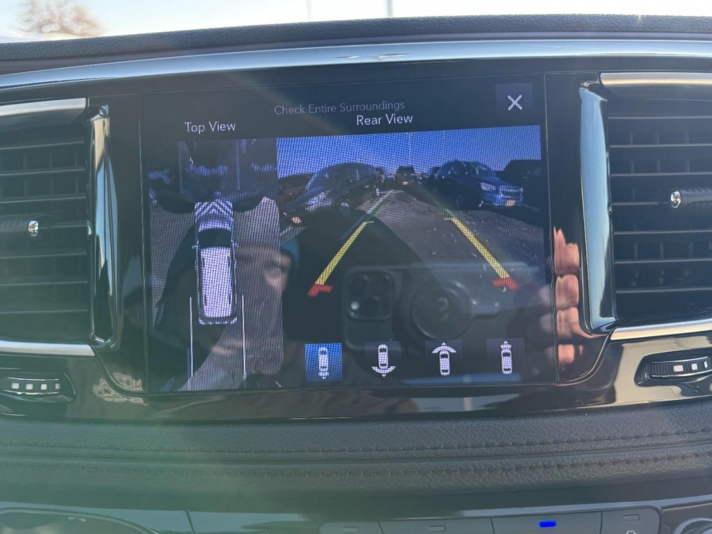 Chrysler Pacifica Vehicle Full-screen Gallery Image 24