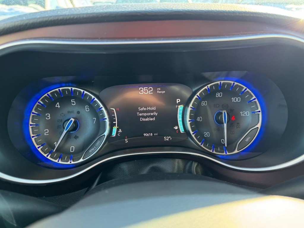 Chrysler Pacifica Vehicle Full-screen Gallery Image 26