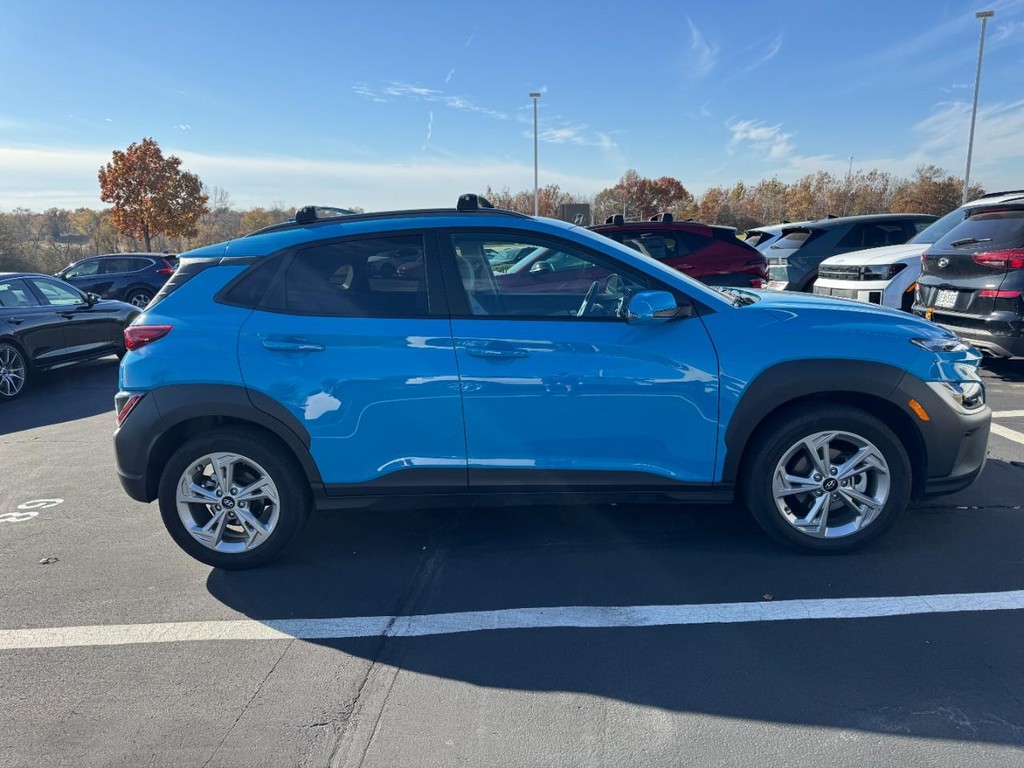Hyundai Kona Vehicle Full-screen Gallery Image 02