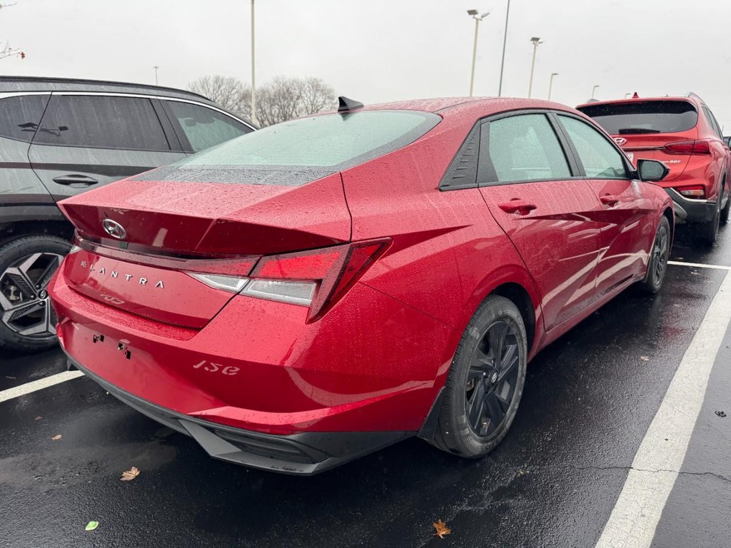 Hyundai Elantra Vehicle Full-screen Gallery Image 02