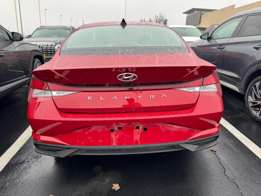 Hyundai Elantra Vehicle Full-screen Gallery Image 03