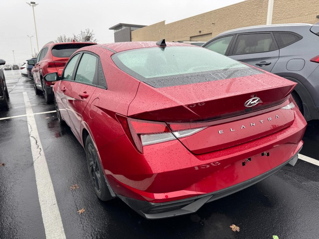 Hyundai Elantra Vehicle Full-screen Gallery Image 04