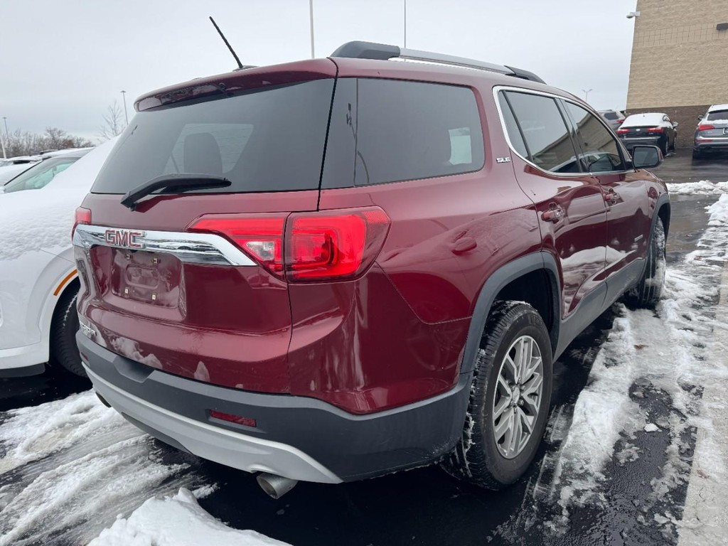 GMC Acadia Vehicle Full-screen Gallery Image 02