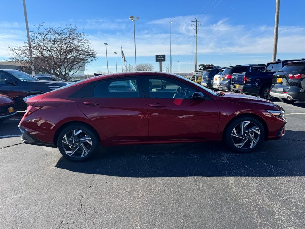 Hyundai Elantra Vehicle Full-screen Gallery Image 02