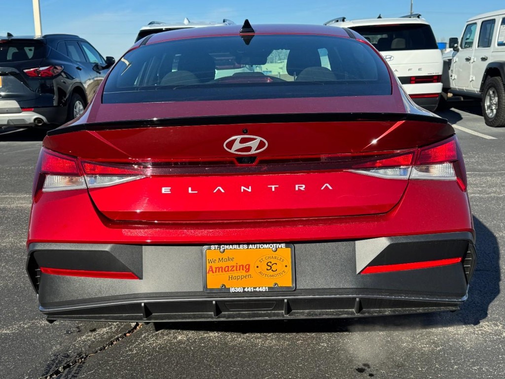 Hyundai Elantra Vehicle Full-screen Gallery Image 04