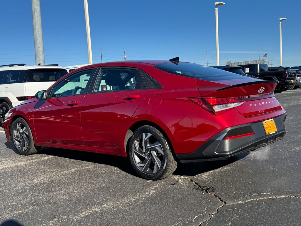 Hyundai Elantra Vehicle Full-screen Gallery Image 05