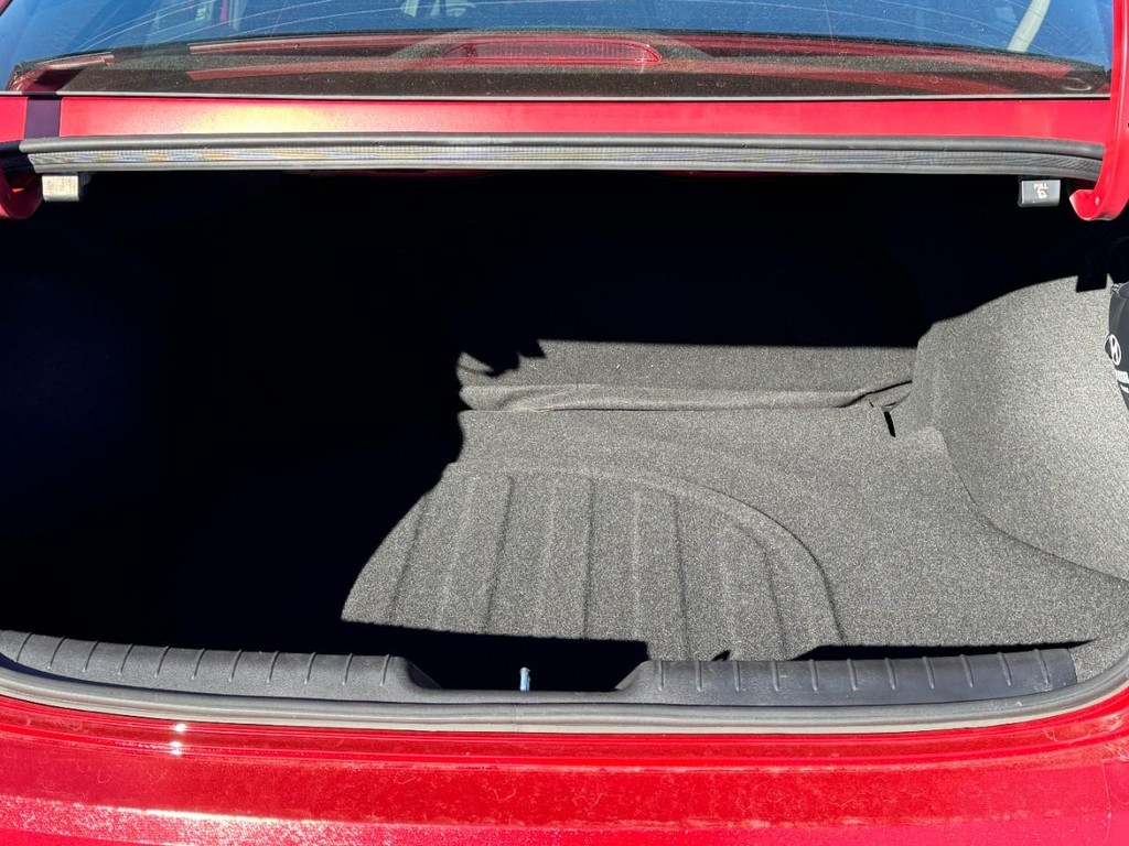 Hyundai Elantra Vehicle Full-screen Gallery Image 06