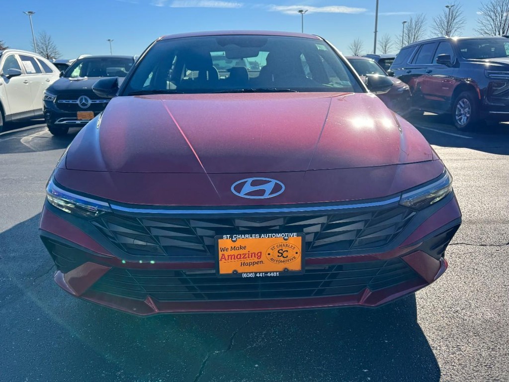 Hyundai Elantra Vehicle Full-screen Gallery Image 09