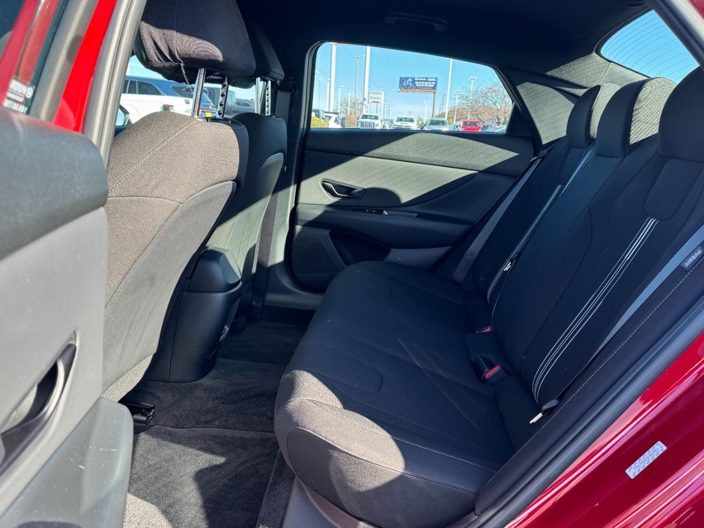 Hyundai Elantra Vehicle Full-screen Gallery Image 10