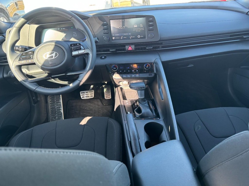 Hyundai Elantra Vehicle Full-screen Gallery Image 11