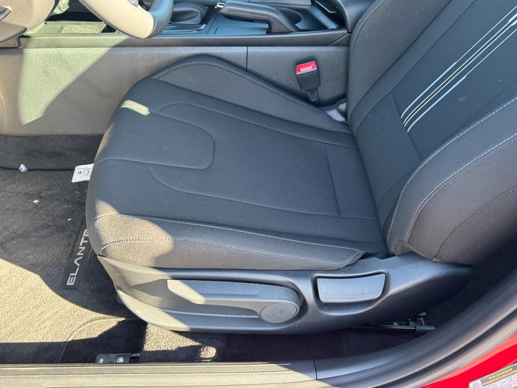 Hyundai Elantra Vehicle Full-screen Gallery Image 14