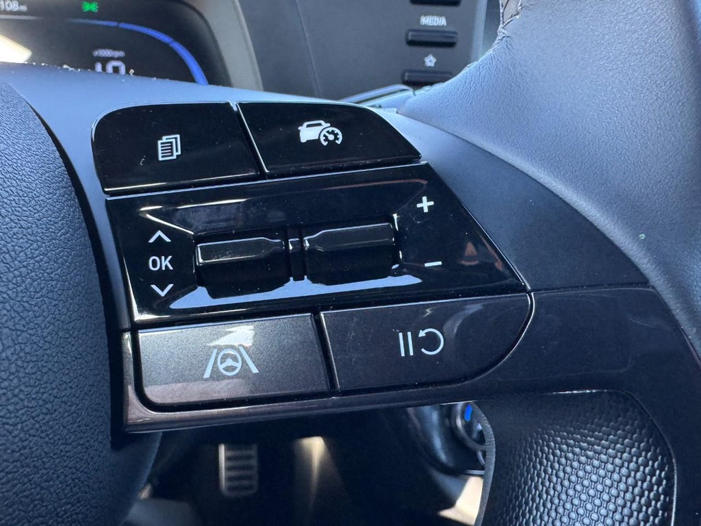 Hyundai Elantra Vehicle Full-screen Gallery Image 17