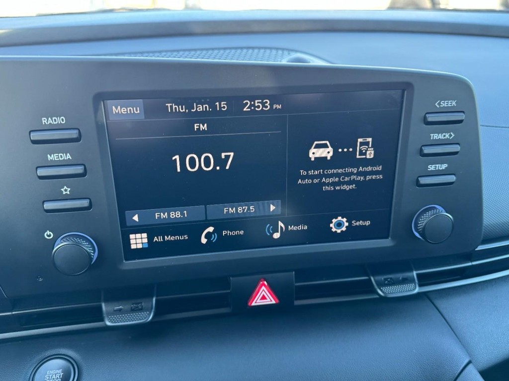 Hyundai Elantra Vehicle Full-screen Gallery Image 19