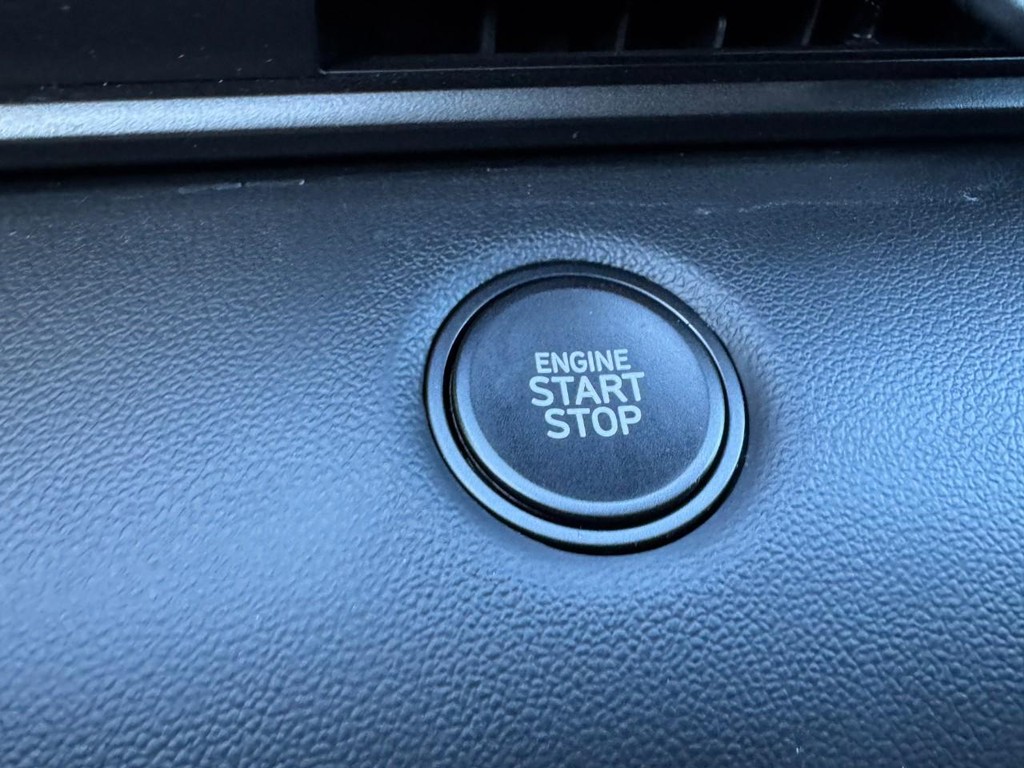 Hyundai Elantra Vehicle Full-screen Gallery Image 21