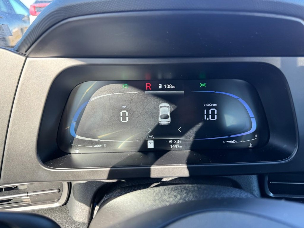 Hyundai Elantra Vehicle Full-screen Gallery Image 22