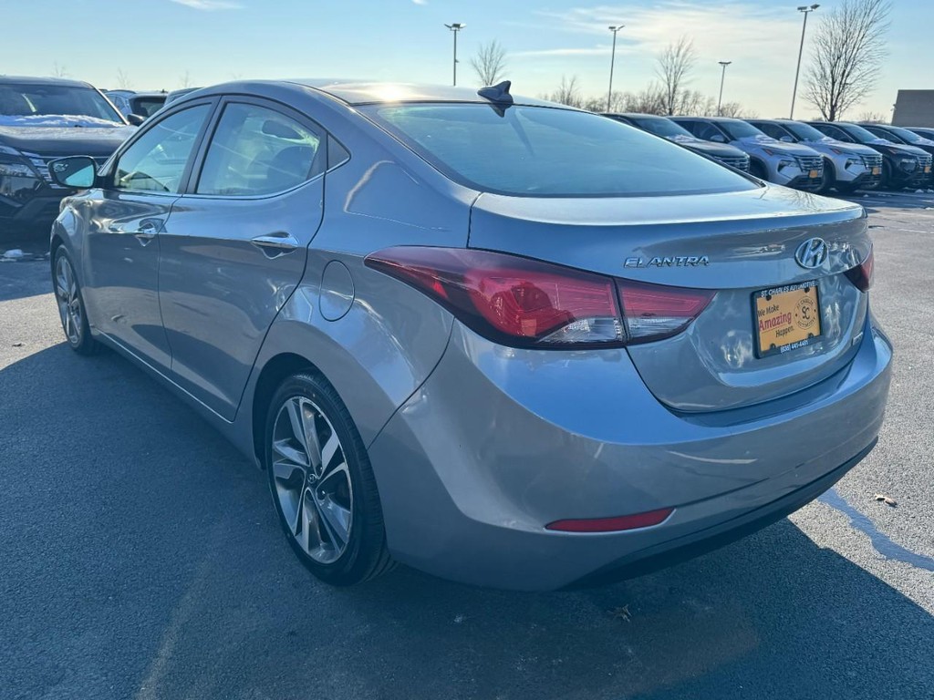 Hyundai Elantra Vehicle Full-screen Gallery Image 05